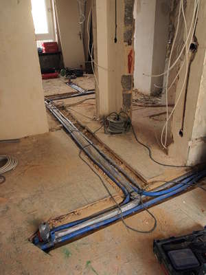 Versorgungsleitungen im Fußboden